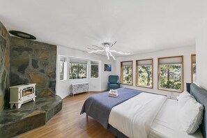 5 bedrooms, iron/ironing board, free WiFi, bed sheets - Tahoe Luxury Mountain Escape 4BR 3BA+Hot Tub (South Lake Tahoe)