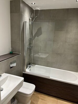 Hair dryer, towels, shampoo, toilet paper - Modern 2BR Apartment Near Manchester City Centre (Salford)