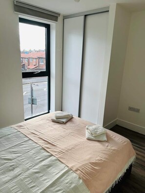 2 bedrooms, iron/ironing board, free WiFi, bed sheets - Modern 2BR Apartment Near Manchester City Centre (Salford)