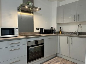 Fridge, microwave, oven, dishwasher - Modern 2BR Apartment Near Manchester City Centre (Salford)
