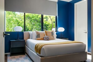 6 bedrooms, desk, iron/ironing board, travel cot - Refined Rainey Retreat | Pool | Hot tub | Fire Pit (Austin)