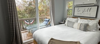Tremendous 4-bedroom house with Boat Dock, Pool and Hot Tub in charming Harriman