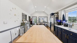 A modern kitchen with a wooden island, built-in appliances, and large windows. - Tremendous 4-bedroom house with Boat Dock, Pool and Hot Tub in charming Harriman (Harriman)