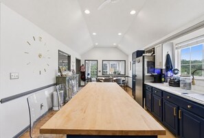 Fridge, microwave, oven, stovetop - Tremendous 4-bedroom house with Boat Dock, Pool and Hot Tub in charming Harriman (Harriman)