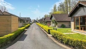 A residential street with houses, a speed limit sign, and a clear sky. - 2 bedroom nice home in Westende (Westende)