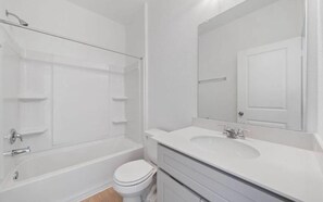Shower, towels, soap, toilet paper - Charming 4-bedroom house in enjoyable Buda in sunfield community with Lazy River (Buda)