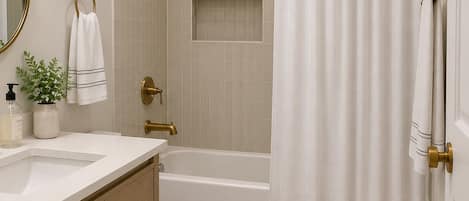 Douche, serviettes fournies, savon, papier de toilette