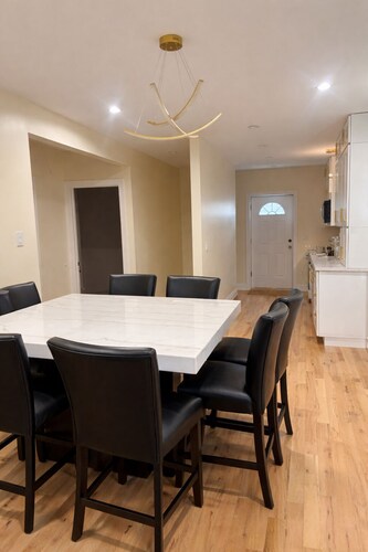 Perfect 4-bedroom house with AC in delightful Chicago neighborhood