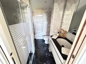 Shower, hair dryer, towels - “Grand 2-Bedroom” Apartment with Shared Terrace, Wi-Fi, and Air Conditioning (Cannes)
