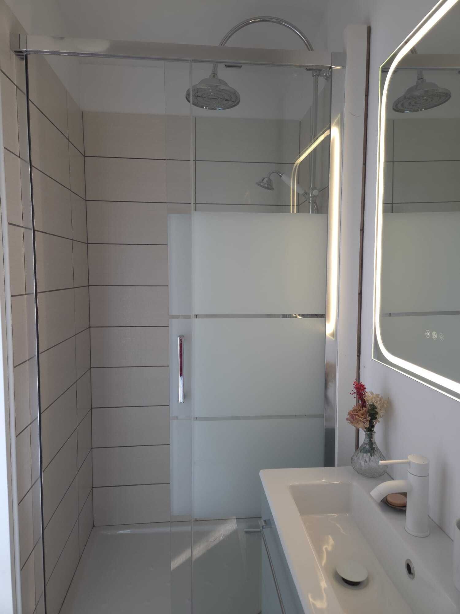 Douche, serviettes fournies, savon