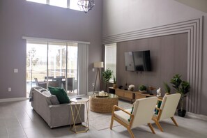 Perushuone, järvinäköala | Oleskelualue | Televisio, Netflix, Hulu, suoratoistopalvelut