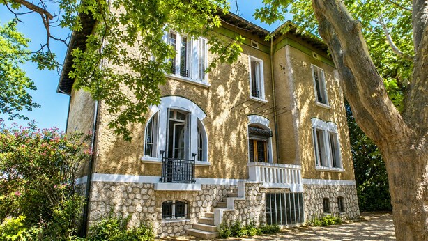A stone building with arched windows, a balcony, and a stone staircase leading to the entrance. - Room in private villa, charm, comfort, near Velodrome & beaches-Private parking lot (Marseille)