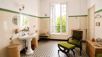 Douche, sĂšche-cheveux, bidet, serviettes fournies