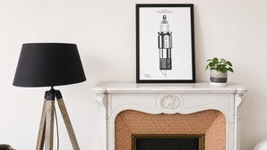 A framed illustration of a light bulb on a mantelpiece, a lamp, and a potted plant. - Room in private villa, charm, comfort, near Velodrome & beaches-Private parking lot (Marseille)