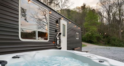 Tesla Camp, Riverside, Hot Tub & Mountain Views