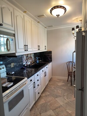 Private kitchen - 1-bedroom condo in delightful, Arcadia area, Phoenix, AZ w/AC (Phoenix)