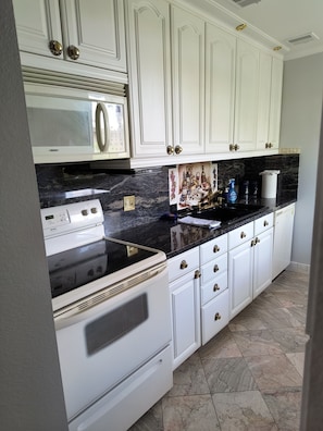 Private kitchen - 1-bedroom condo in delightful, Arcadia area, Phoenix, AZ w/AC (Phoenix)