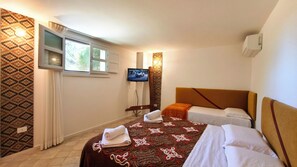 1 habitación, tabla de planchar con plancha y cuna de viaje 