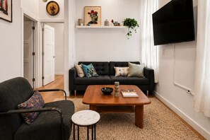 TV - Washington Park 1BR w Parking - Walk Everywhere (Cincinnati)