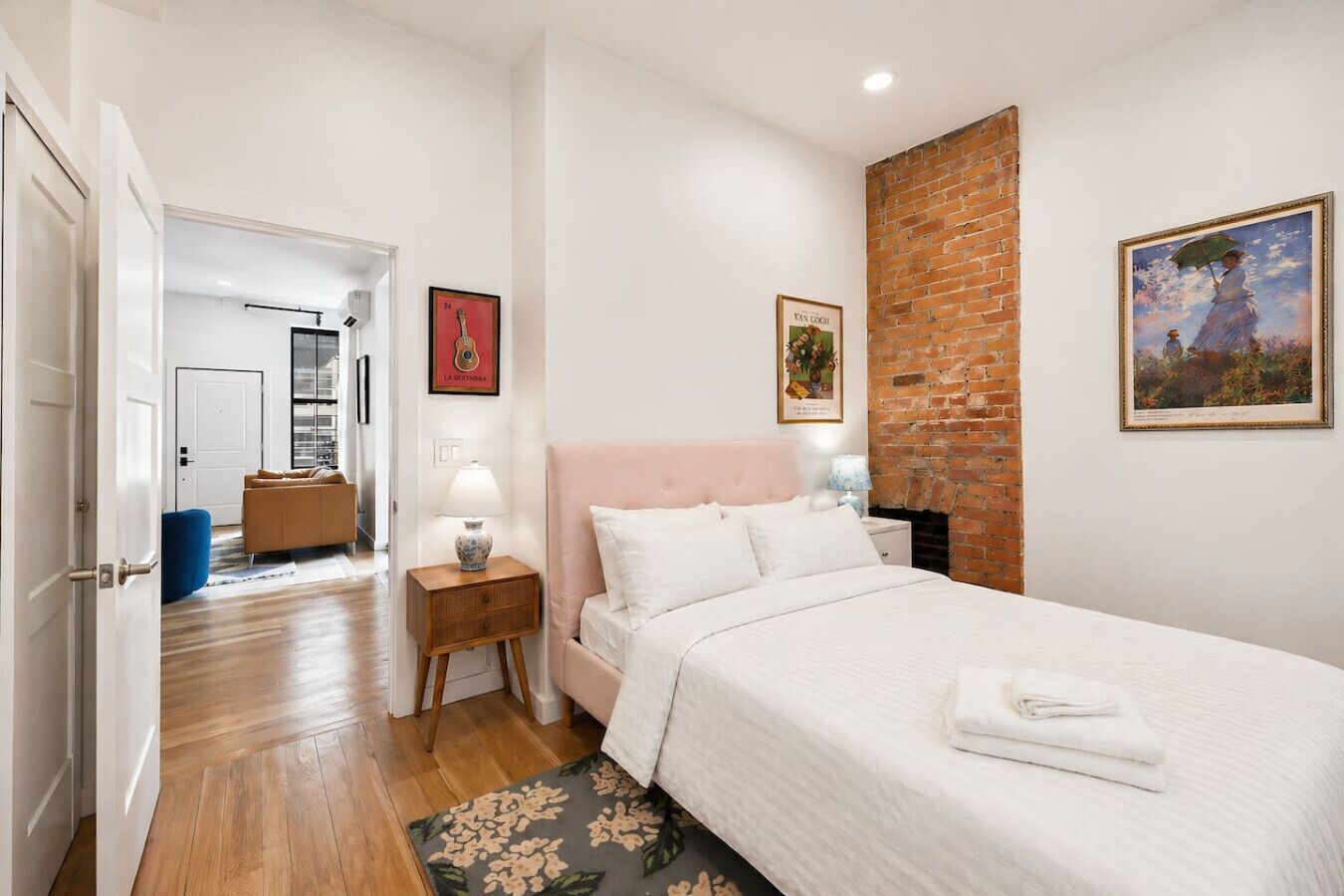Desk, iron/ironing board, WiFi, bed sheets