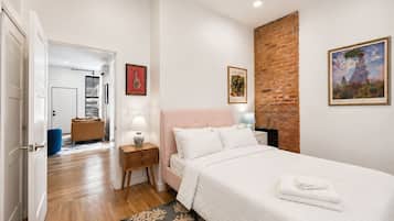 Desk, iron/ironing board, WiFi, bed sheets