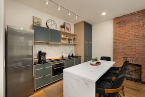 Private kitchen - Washington Park 2BR w Parking - Walk to All (Cincinnati)