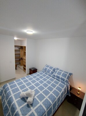 2 habitaciones, escritorio, tabla de planchar con plancha y wifi gratis 