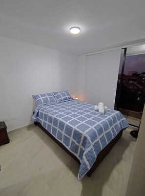 2 habitaciones, escritorio, tabla de planchar con plancha y wifi gratis 
