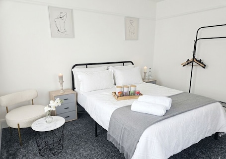 3 室のベッドルーム、アイロン / アイロン台、WiFi (無料)、ベッドシーツ. Modern Family Home Near Liverpool | Parking | Sleeps 6