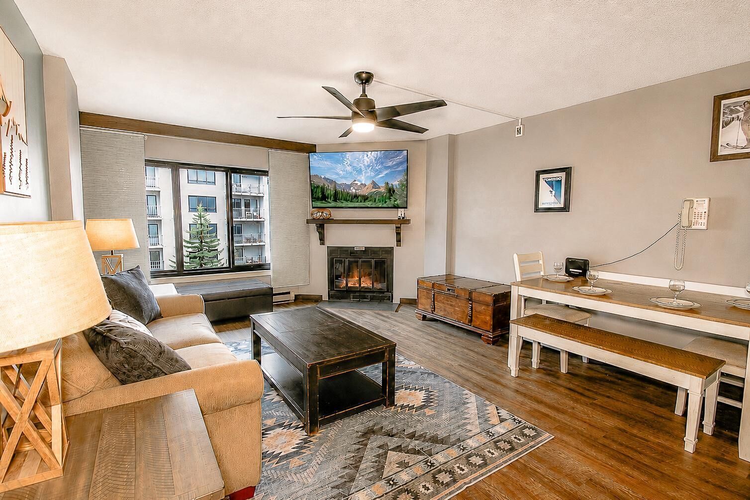 Smart TV, fireplace