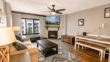 Smart TV, fireplace