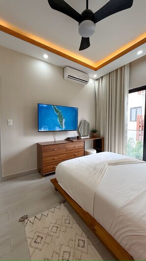 Tabla de planchar con plancha, wifi y ropa de cama