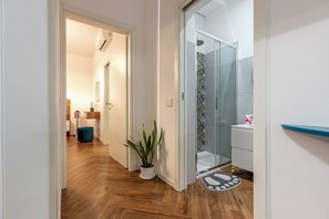 Shower, hair dryer, bidet, towels - Vrbo Property (San Benedetto del Tronto)