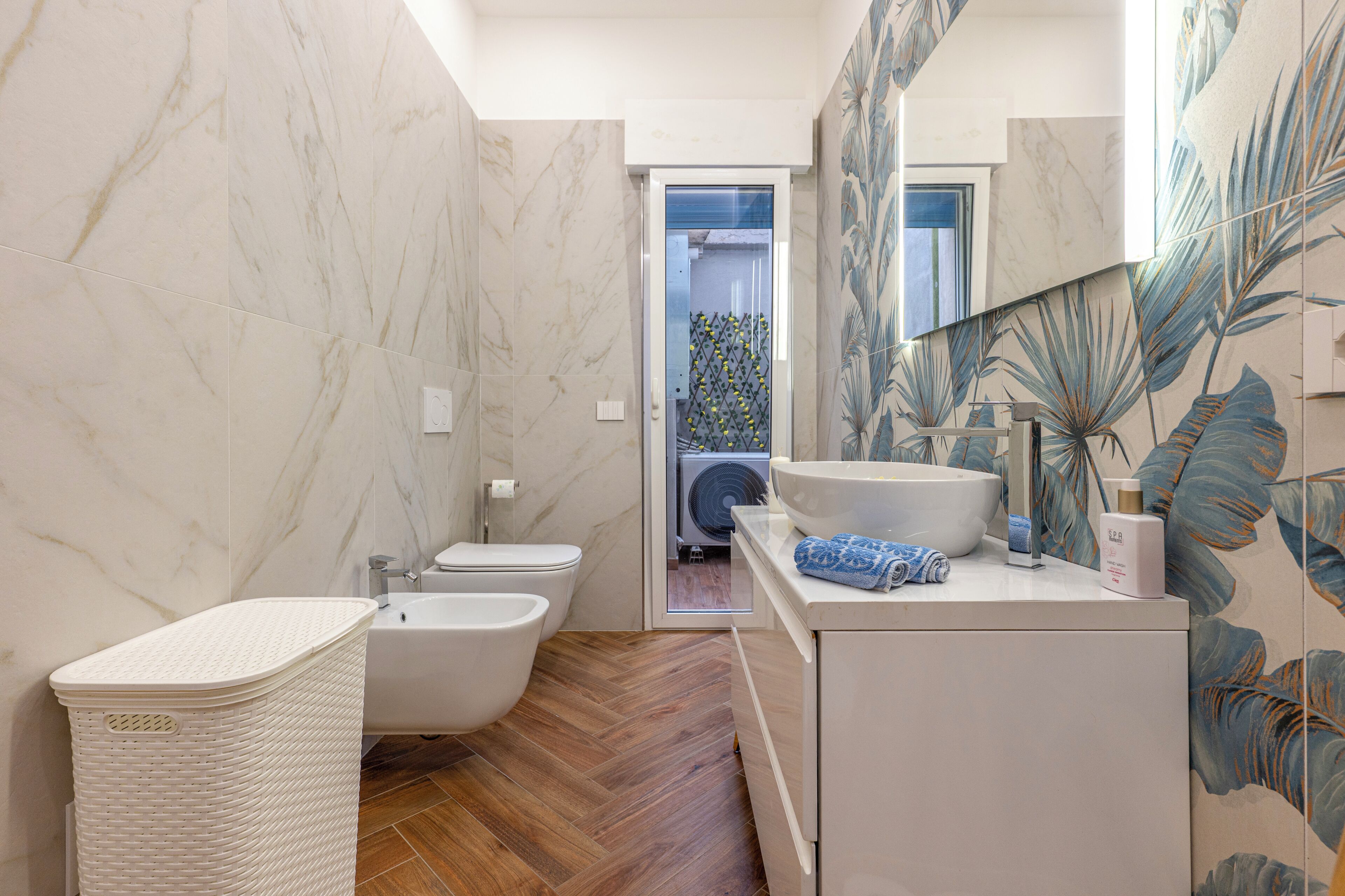 Douche, sèche-cheveux, bidet, serviettes fournies
