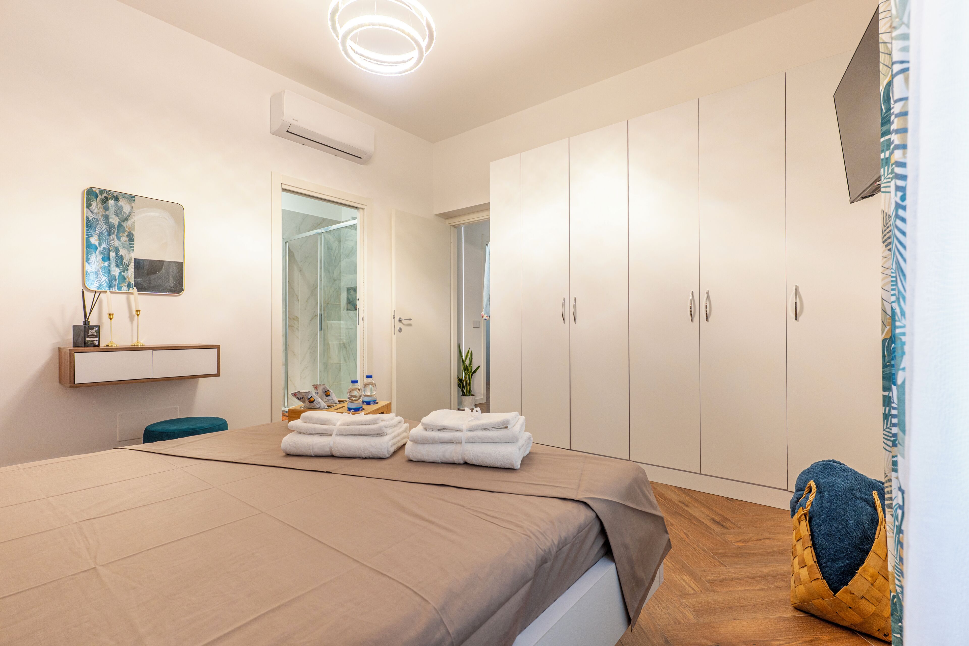 Iron/ironing board, WiFi, bed sheets
