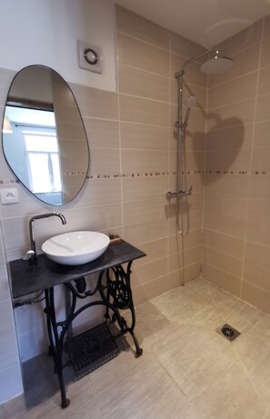 Douche, sèche-cheveux, serviettes fournies, savon