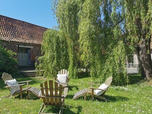 Terrace/patio - La Cense du pont. Gîte in square farmhouse. Lille and Tournai campaign. (Bachy)