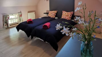 Tabla de planchar con plancha, internet y ropa de cama