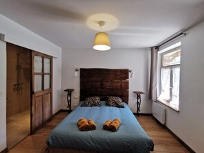 Iron/ironing board, Internet, bed sheets
