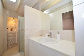 Shower, hair dryer, towels - Pisinium Old Town Apartment (Rovinj)