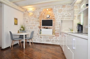 Fridge, stovetop, coffee/tea maker, cookware/dishes/utensils - Pisinium Old Town Apartment (Rovinj)