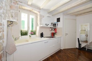 Fridge, stovetop, coffee/tea maker, cookware/dishes/utensils - Pisinium Old Town Apartment (Rovinj)