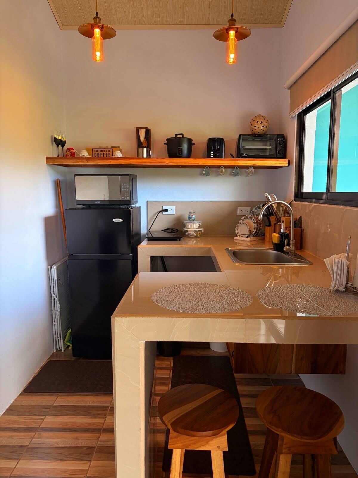 コーヒー / ティーメーカー、電子レンジ、電気ポット、調理器具と食器