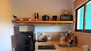 Kaffetrakter/tekoker, mikrobølgeovn, vannkoker og kjøkkenutstyr
