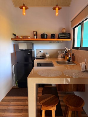 Cafetera o tetera, microondas, hervidor eléctrico y utensilios de cocina