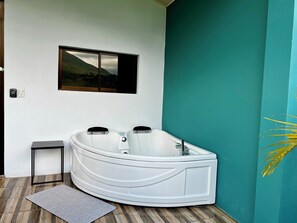 Outdoor spa tub - Vrbo Property (La Fortuna)