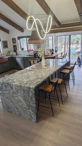 Strawberry Retreat: A beautiful family-friendly home for 10-12 with EV charger