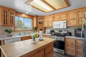 Private kitchen - The Lazy JT Ranch (Big Bear City)