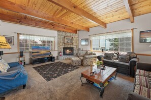 Living area - The Lazy JT Ranch (Big Bear City)