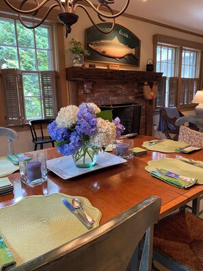 Dining - Charming 4-bedroom cottage on Lake Wequaquet (Barnstable)